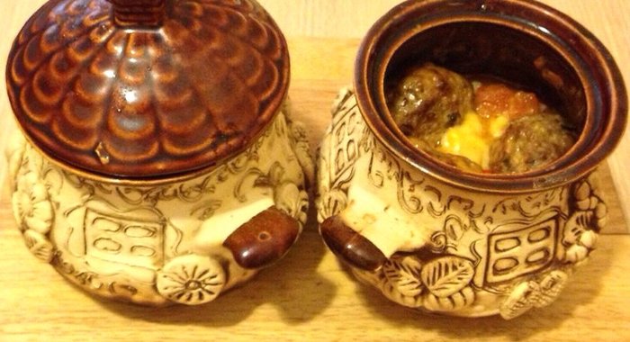 Острые котлеты с кумином, запеченые в горшочках с картофелем