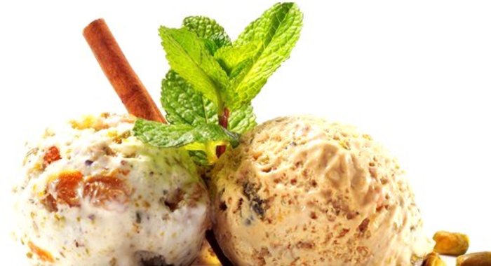 Пралиновое мороженое с темной карамелью