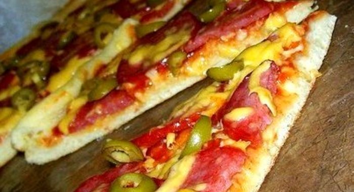 Пицца с салями и оливками