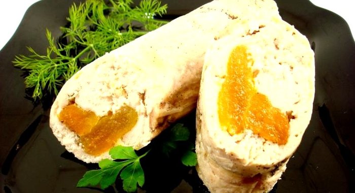 Куриный рулетик фаршированный сухофруктами