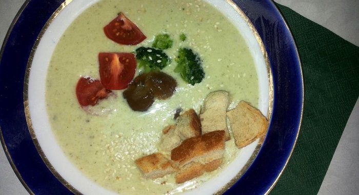 Суп-пюре из брокколи с белой фасолью и чеддером