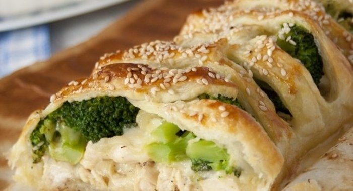 Cлоеный пирог с курицей и брокколи