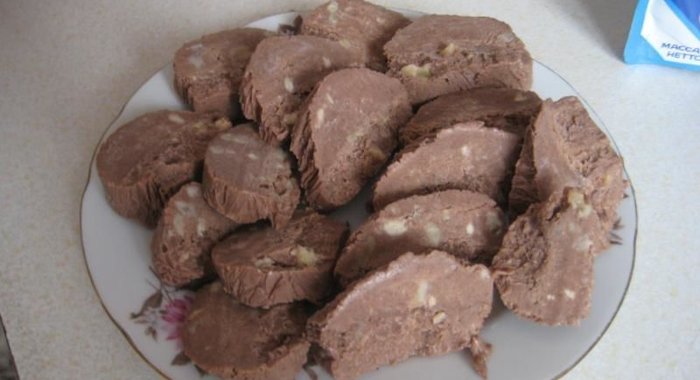 Пирожное колбаска из печенья