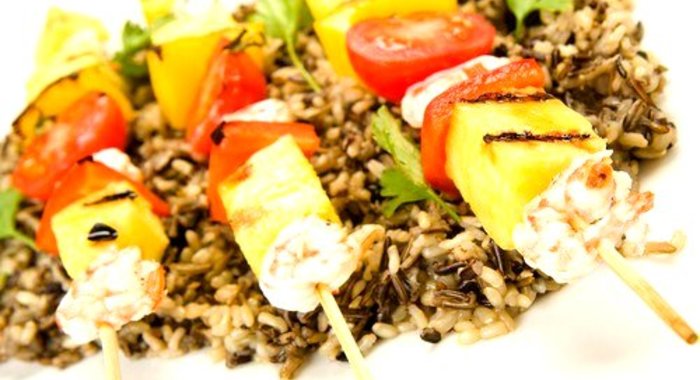 Шашлыки из креветок и ананасов на гриле в соусе терияки с кунжутом