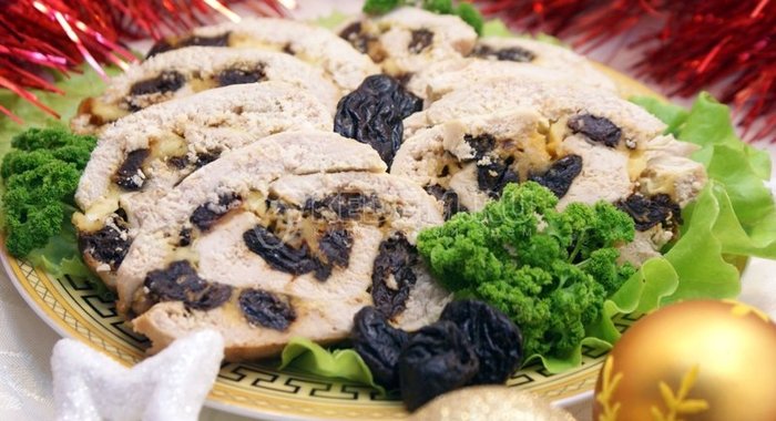 Куриный рулет с черносливом и сыром
