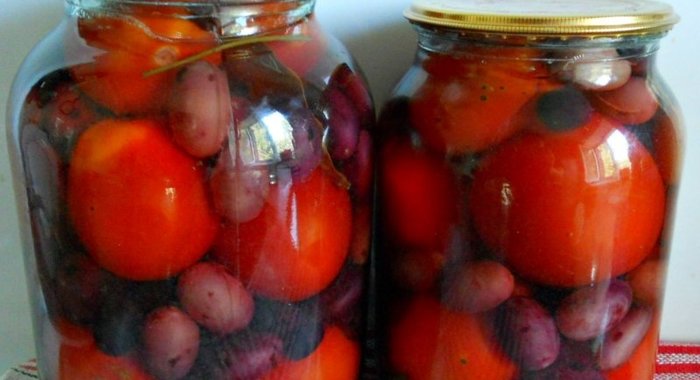 Помидоры маринованные с виноградом