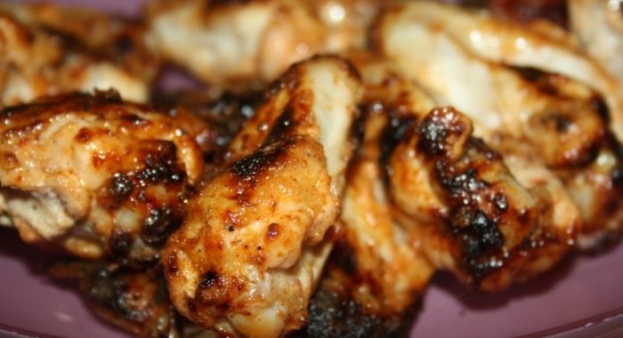 Куриные крылья в сметанно-перечном маринаде на шампурах в три прокола