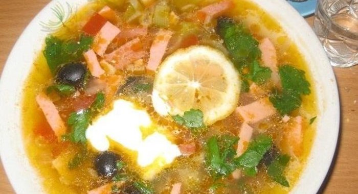 Суп сборная солянка с колбасой и картошкой