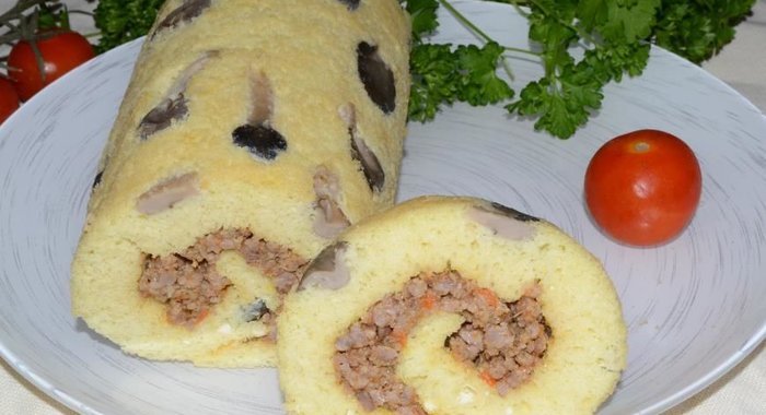Бисквитный рулет с грибами и мясом