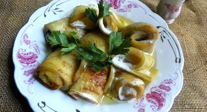 Рулетики из баклажанов с чесноком
