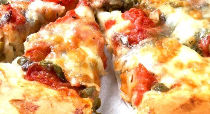 Пицца с ветчиной и шампиньонами