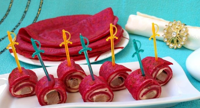 Свекольные блинчики с сельдью и сливочным сыром