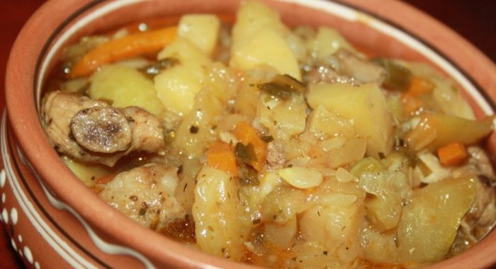 Летнее рагу со свининой и зеленым горошком в стручках и свежими овощами