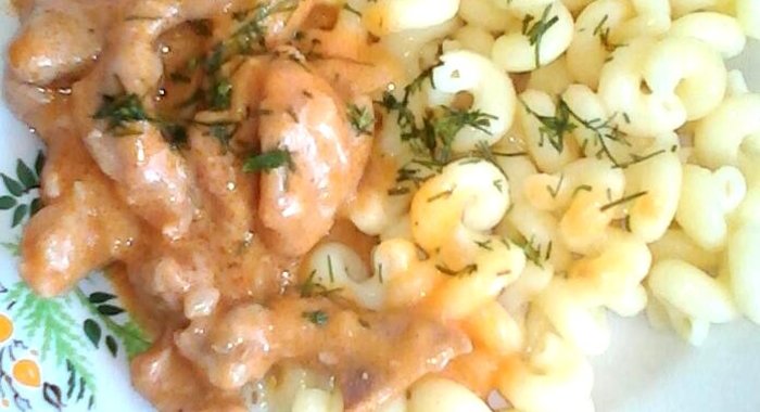 Гуляш свиной в сметанном соусе