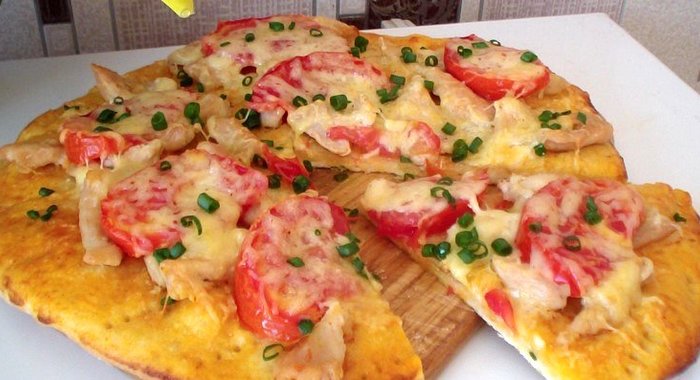 Пицца с курицей сыром и помидорами