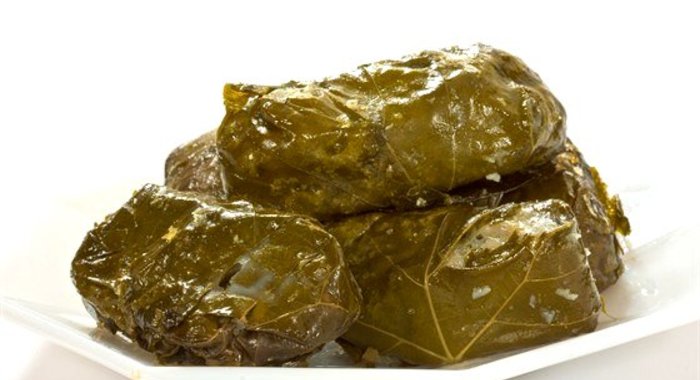 Филе синеглазки в виноградных листьях с лимонно-укропным маслом