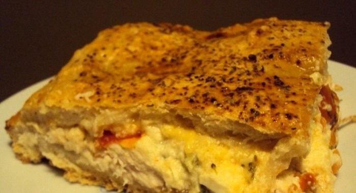 Закрытая пицца с курицей и брокколи