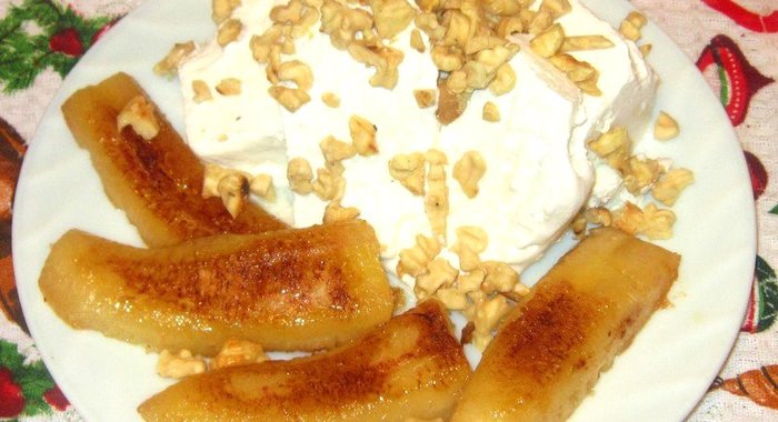 Мороженое с грецкими орехами и карамельными бананами