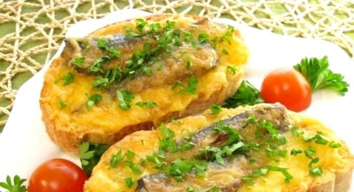 Горячие бутерброды со шпротами