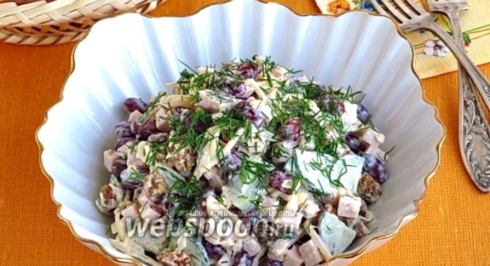 Салат из фасоли с ветчиной и сухариками
