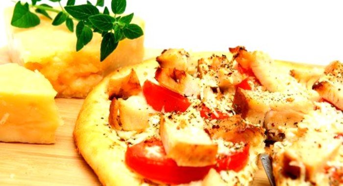 Пицца с овощами и копченым салом