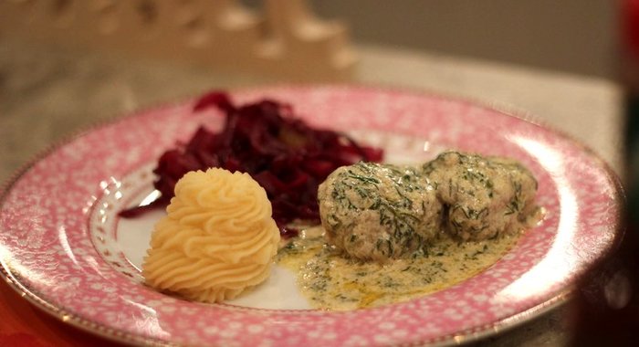 Фрикадельки c кремовой заправкой из сметаны с соусом табаско