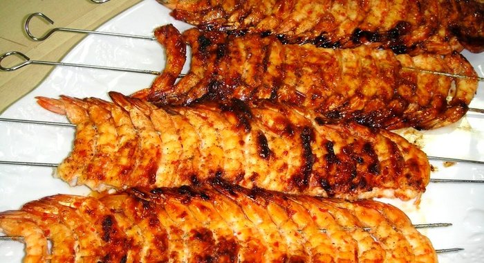 Шашлык из креветок на шпажках