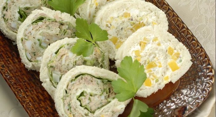 Рулеты с тунцом, сыром и зеленью