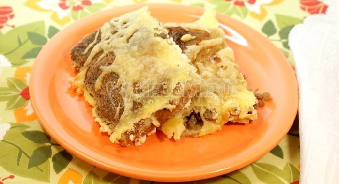 Запеченные блинчики с мясом и грибами