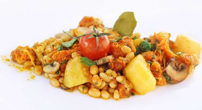 Пестрое картофельное рагу с тыквой, грибами и фасолью