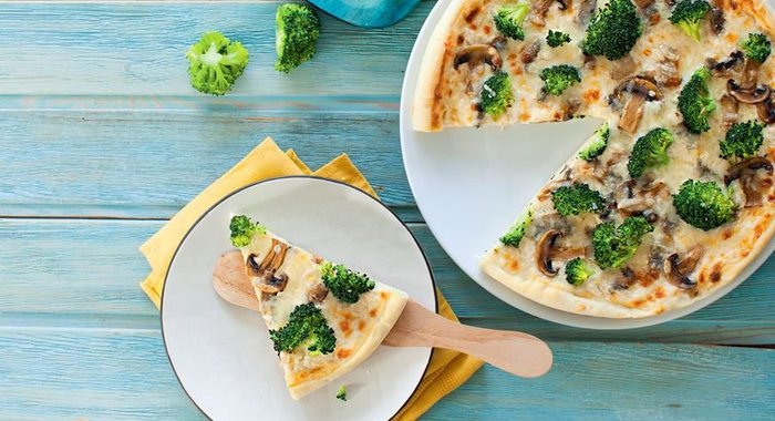 Белая пицца с брокколи и грибами