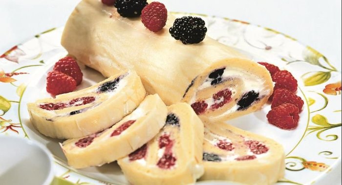 Бисквитный рулет с ягодами