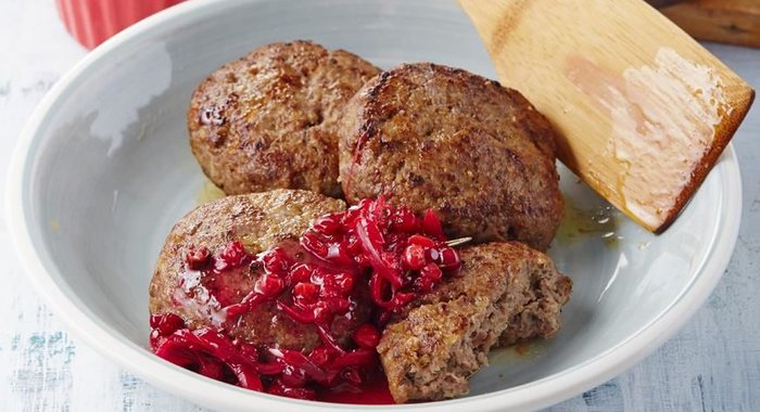 Котлеты из баранины с брусникой