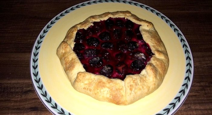 Открытый пирог со сливой