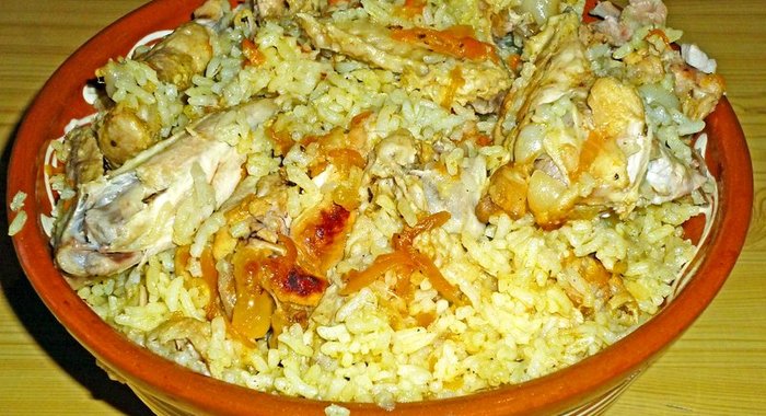 Плов на куриных крылышках в мультиварке