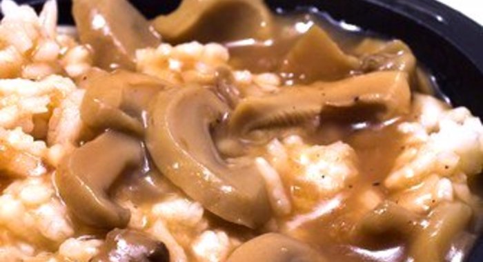 Густой грибной соус с красным вином и чесноком