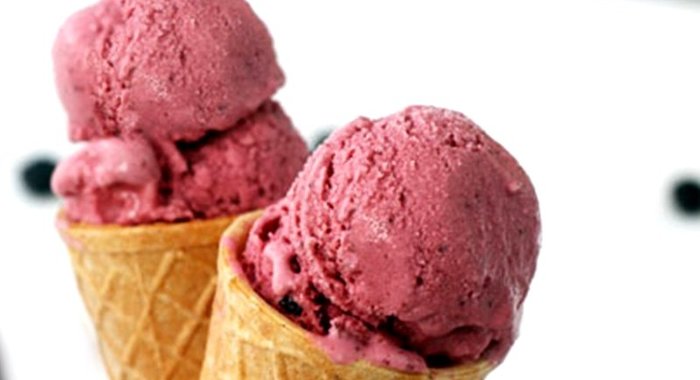 Ягодное мороженое в вафельном рожке