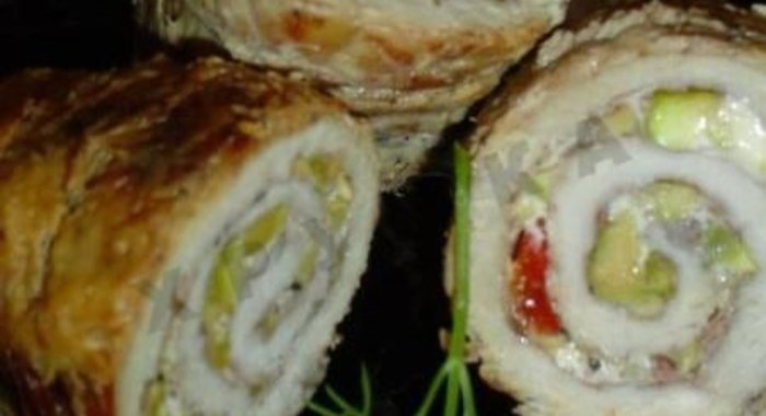 Рулет из грудинки с фисташками