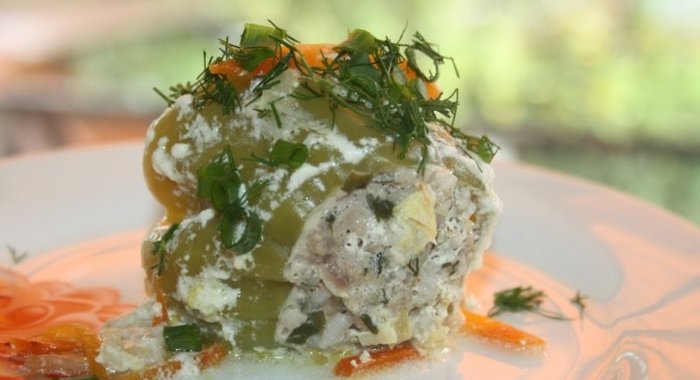 Нежные перцы со свино-говяжьим фаршем и свежей зеленью