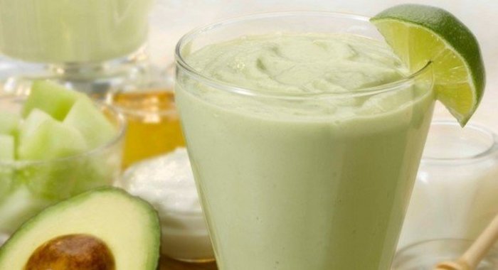 Смузи с авокадо и кокосовым молоком