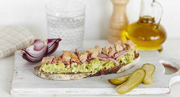 Бутерброды с яйцами, печенью трески и авокадо