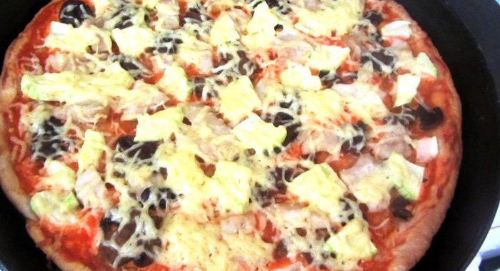 Домашняя пицца с курицей и грибами