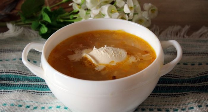 Щи из кислой капусты с перловкой на мясном бульоне