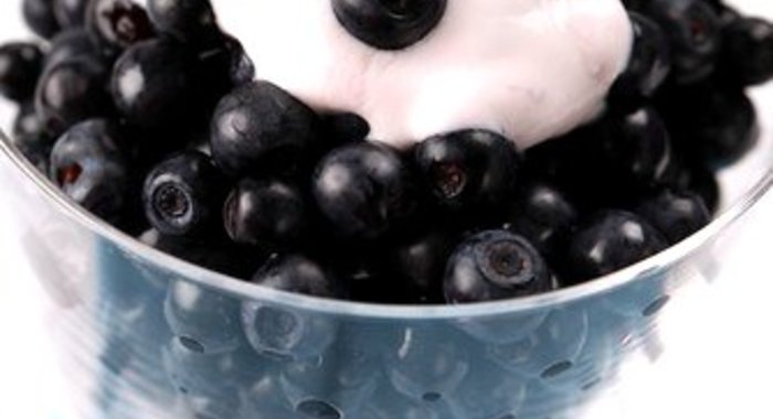 Черника с кленовыми взбитыми сливками