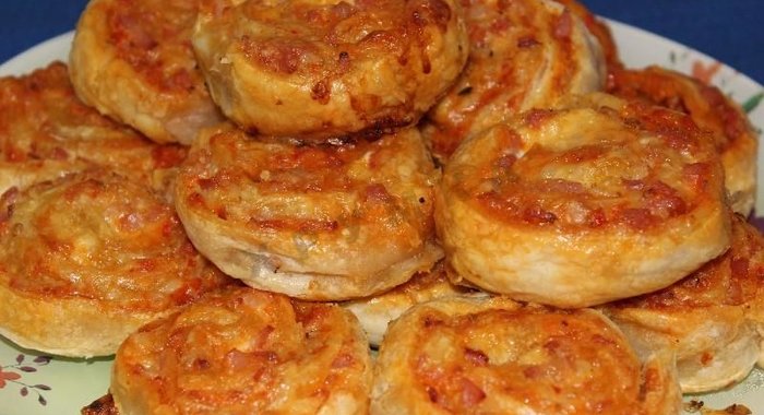 Рулетики слоеные с сыром и беконом