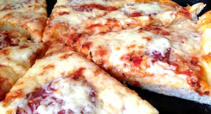 Воздушная пицца с салями и двумя видами сыра