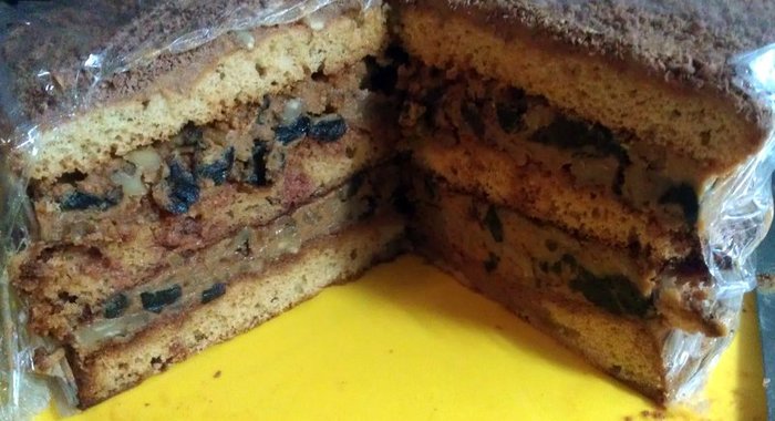 Медовый торт с черносливом и грецкими орехами