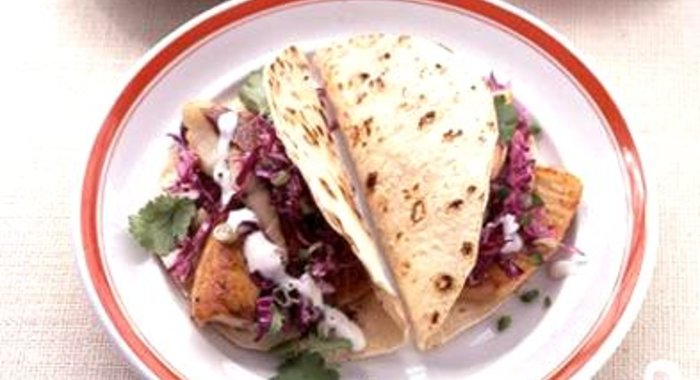 Лепешки с рыбой и красной капустой