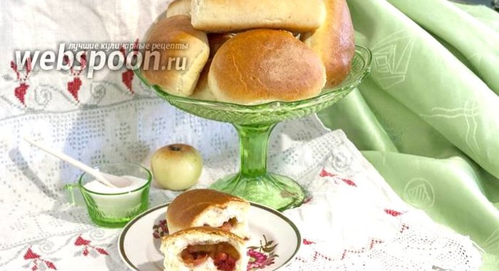 Пирожки духовые с консервированной вишней и яблоками