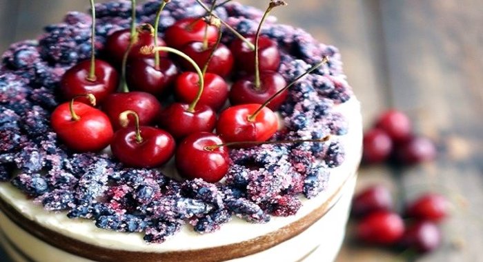 Открытый торт с ягодами